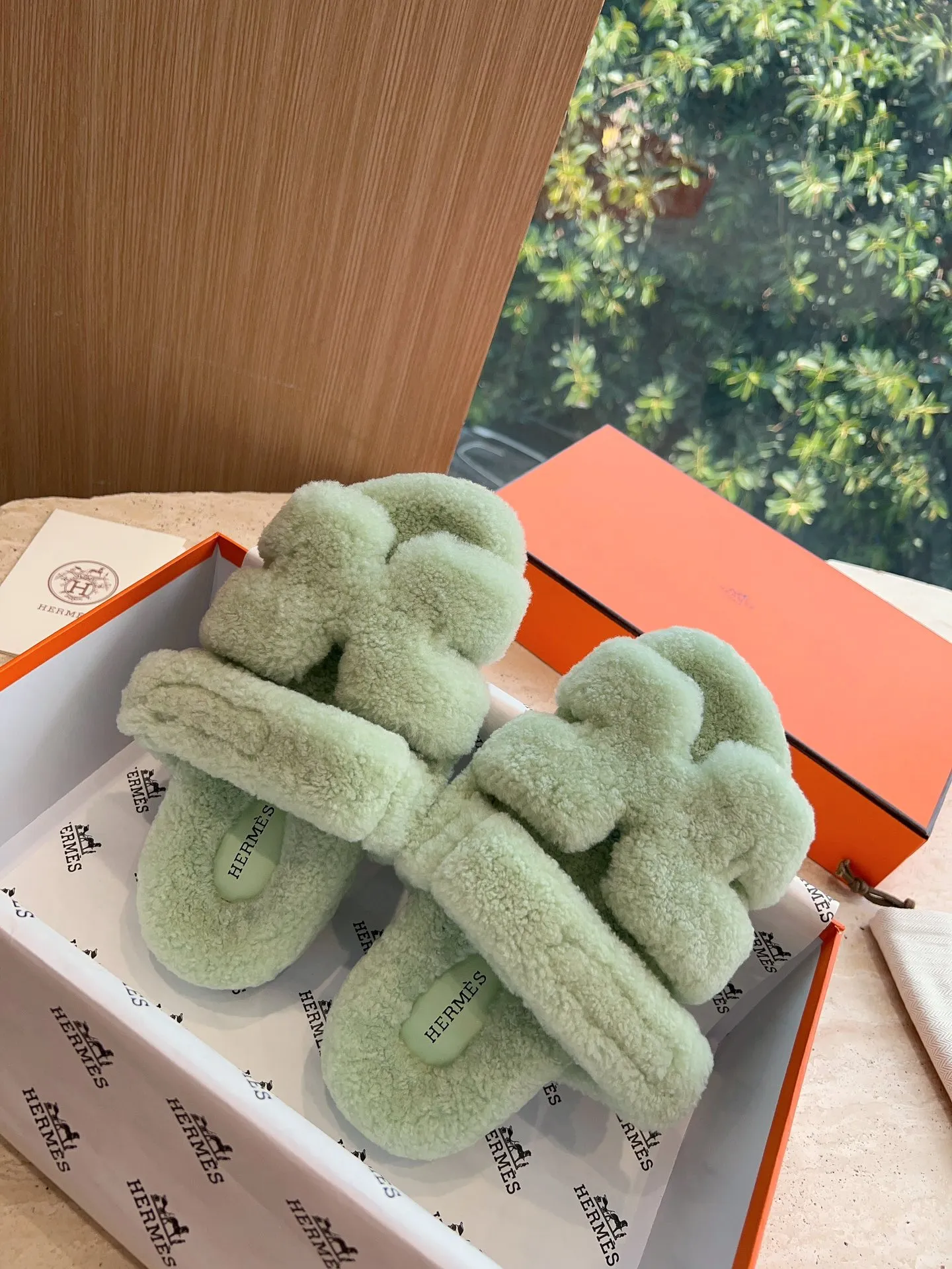 👟👟Ex-factory price 500👟👟 (Top version) Hermes Hermès Second Uncle Fur Slippers Can be made without standard: [Note: No standard needs to be customized] In 2024, the official website and Xiaohongshu will synchronize the latest color matching Hermès hot models, upgraded workmanship, high quality! Fashionable small wool H-slip autumn and winter style flat-soled wool mop. Fabric: Imported lamb's roll real wool. Lining: Imported lamb's roll real wool. Outsole: Genuine leather outsole. Size: 35-43, [Note: 41, 42, 43 customized]